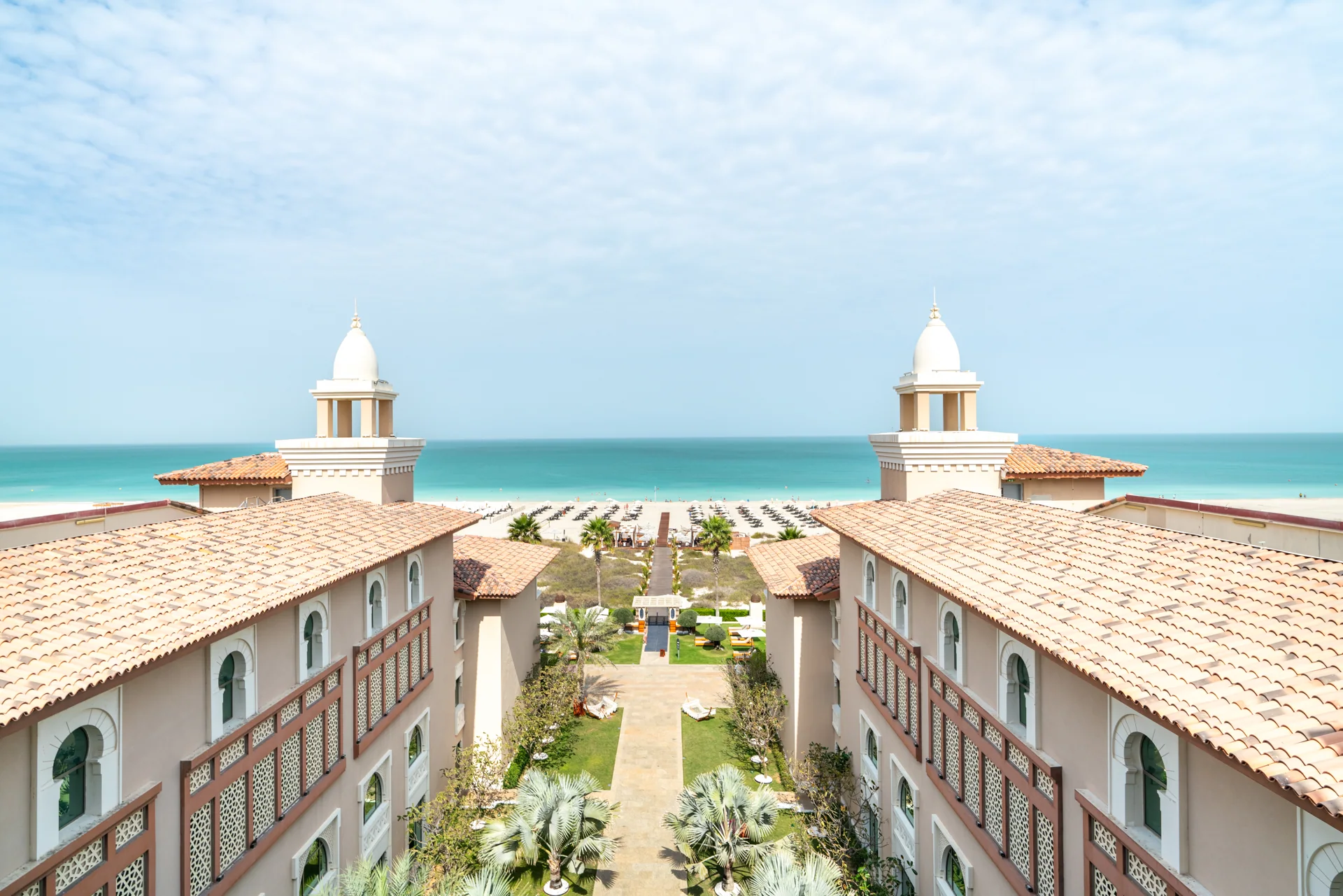 Rixos Premium Saadiyat Island · Blick auf die Dächer des Rixos Premium Saadiyat Island und Aussicht auf das Meer