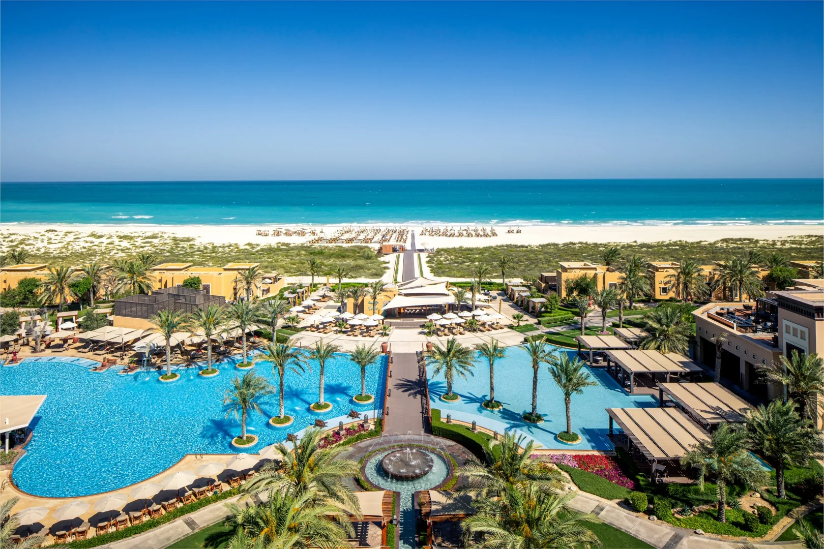 Saadiyat Rotana Resort & Villas · Poollandschaft mit Blick zum Strand und Meer