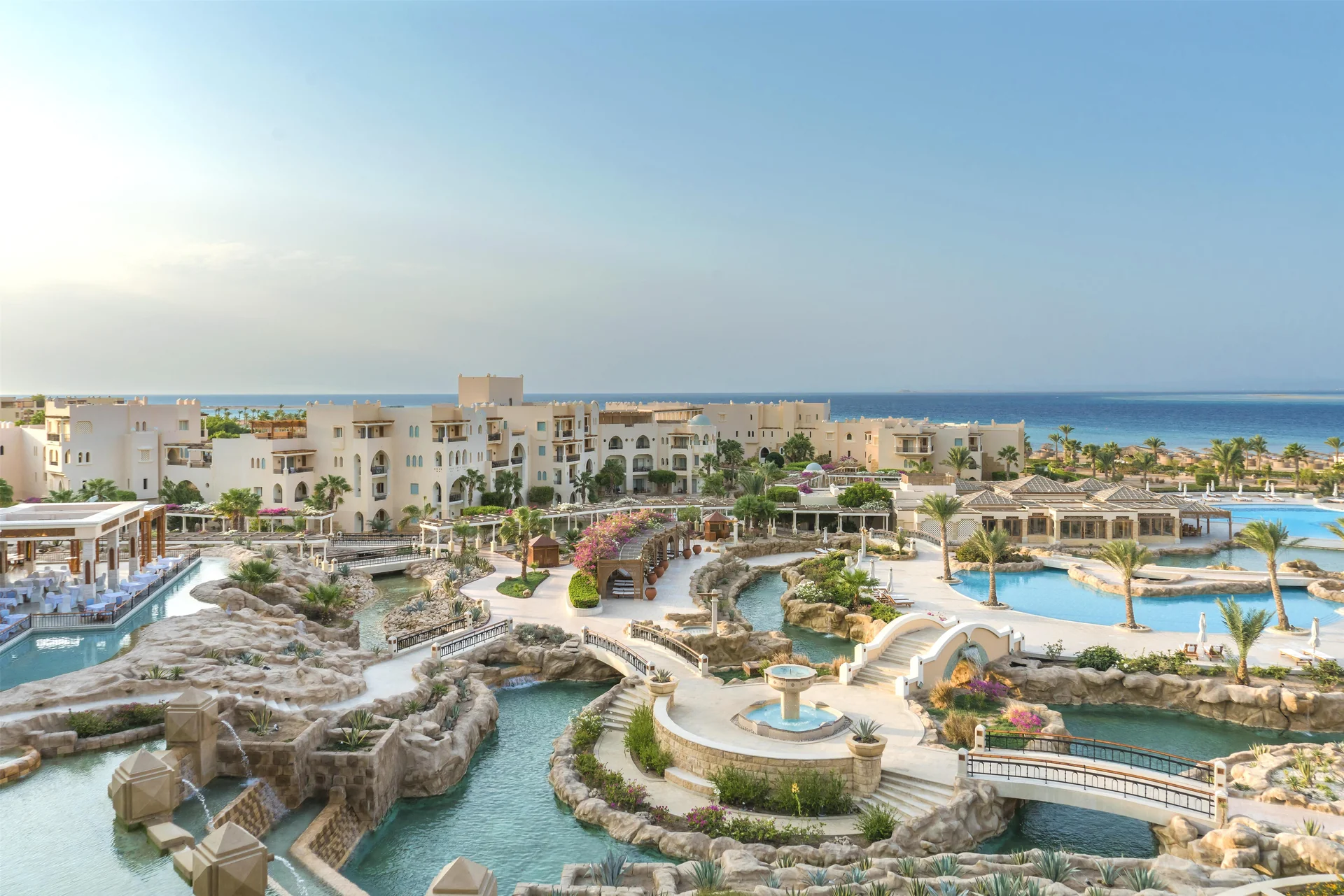 Kempinski Hotel Soma Bay · Poollandschaft und maurische Architektur