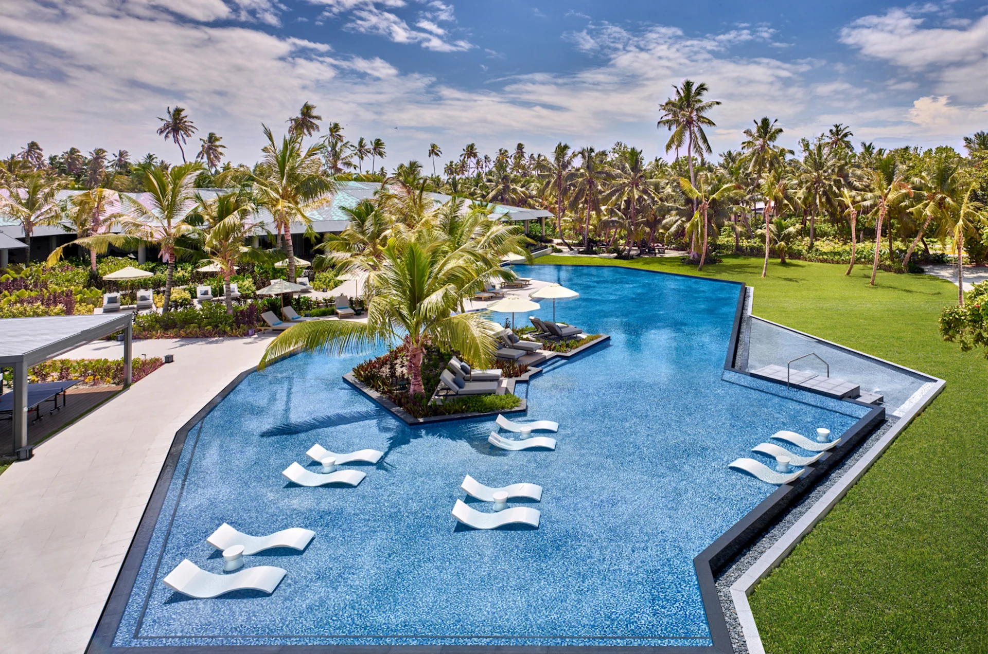 Waldorf Astoria Seychelles Platte Island · Resortpool am Indischen Ozean