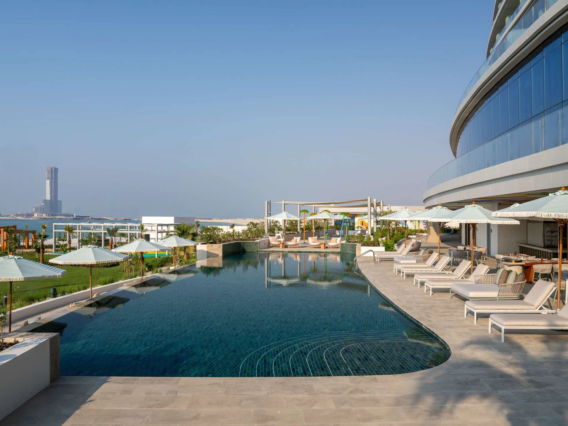 SO/ Ras Al Khaimah · Pool und Hotelarchitektur mit Blick zum Meer