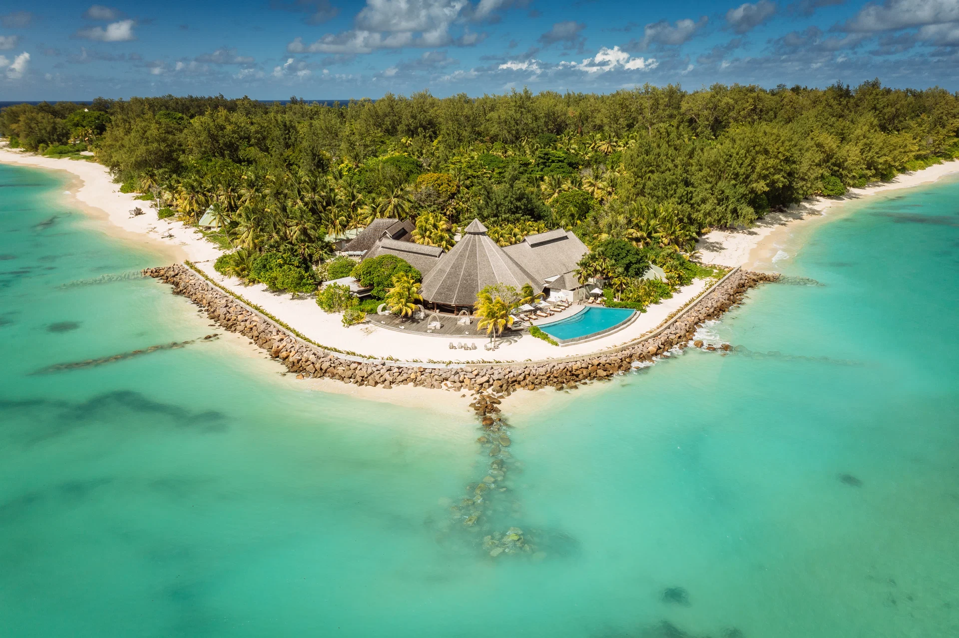 Denis Private Island · Strand, Hauptgebäude und Pool