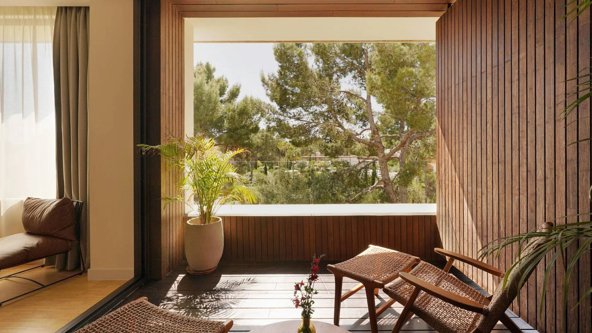 Kimpton Aysla Mallorca · King-Size-Bett mit Balkon und Resortblick