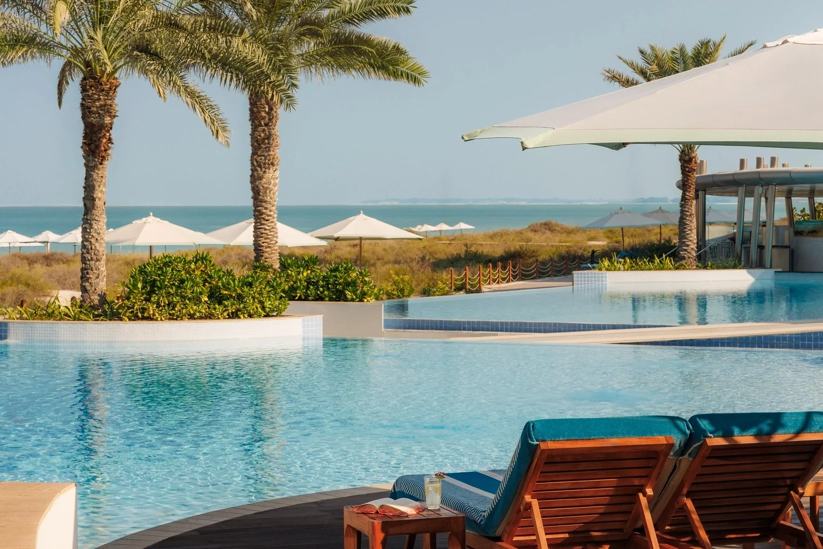 Jumeirah Saadiyat Island · Poollandschaft mit Blick zum Strand