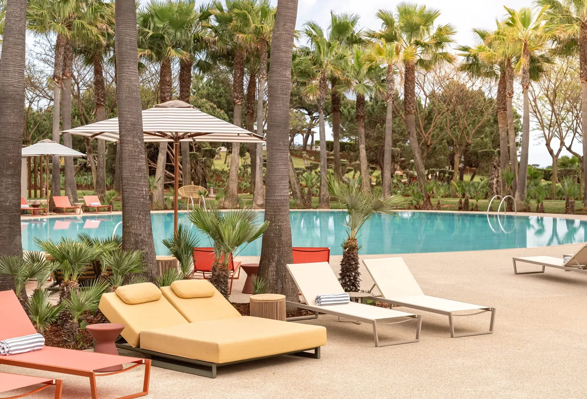 Kimpton Atlântico Algarve · Außenpool und Palmen
