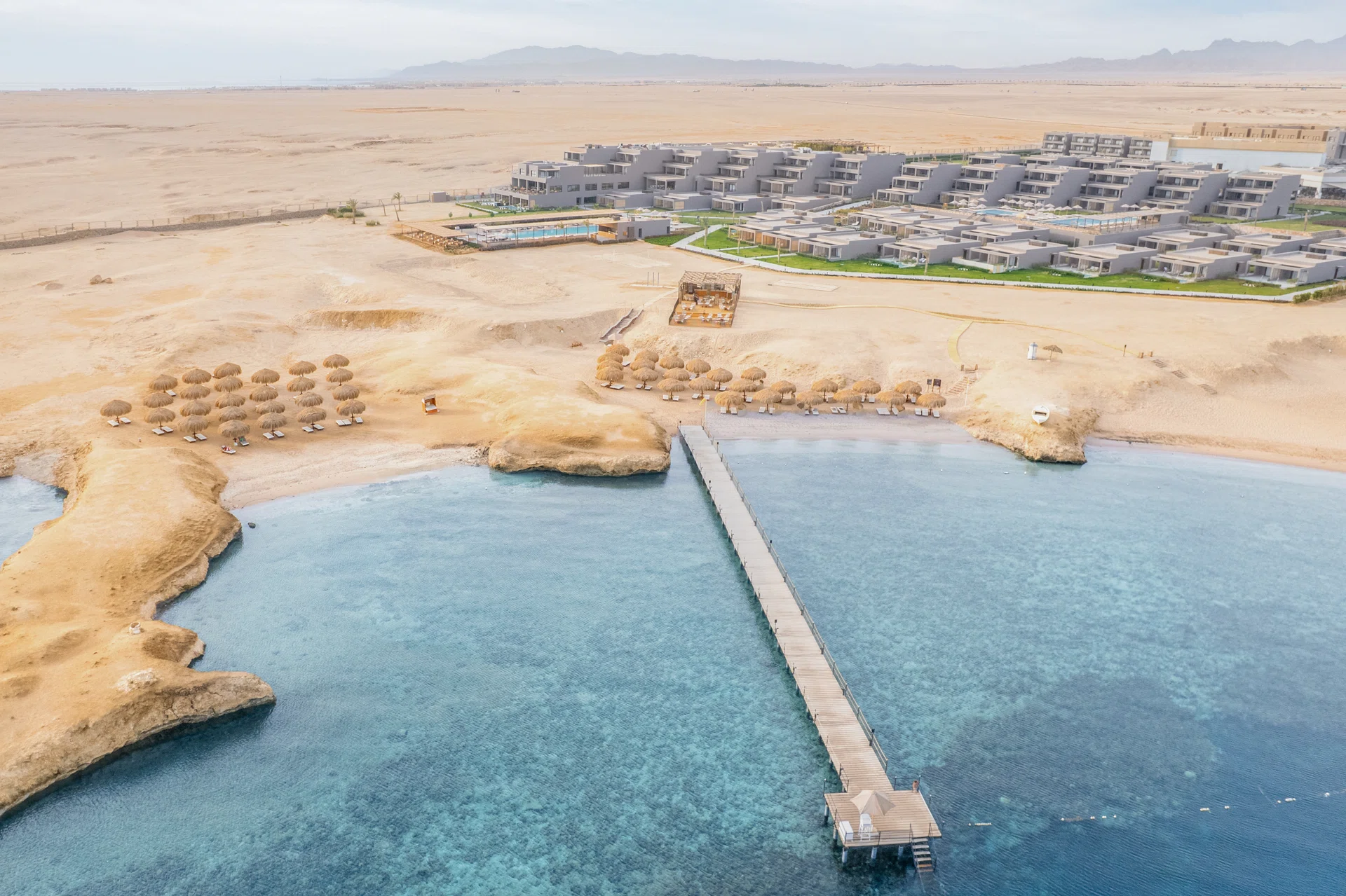 Sentido Naga Bay · Luftbild von Strand und Hotel im Hintergrund