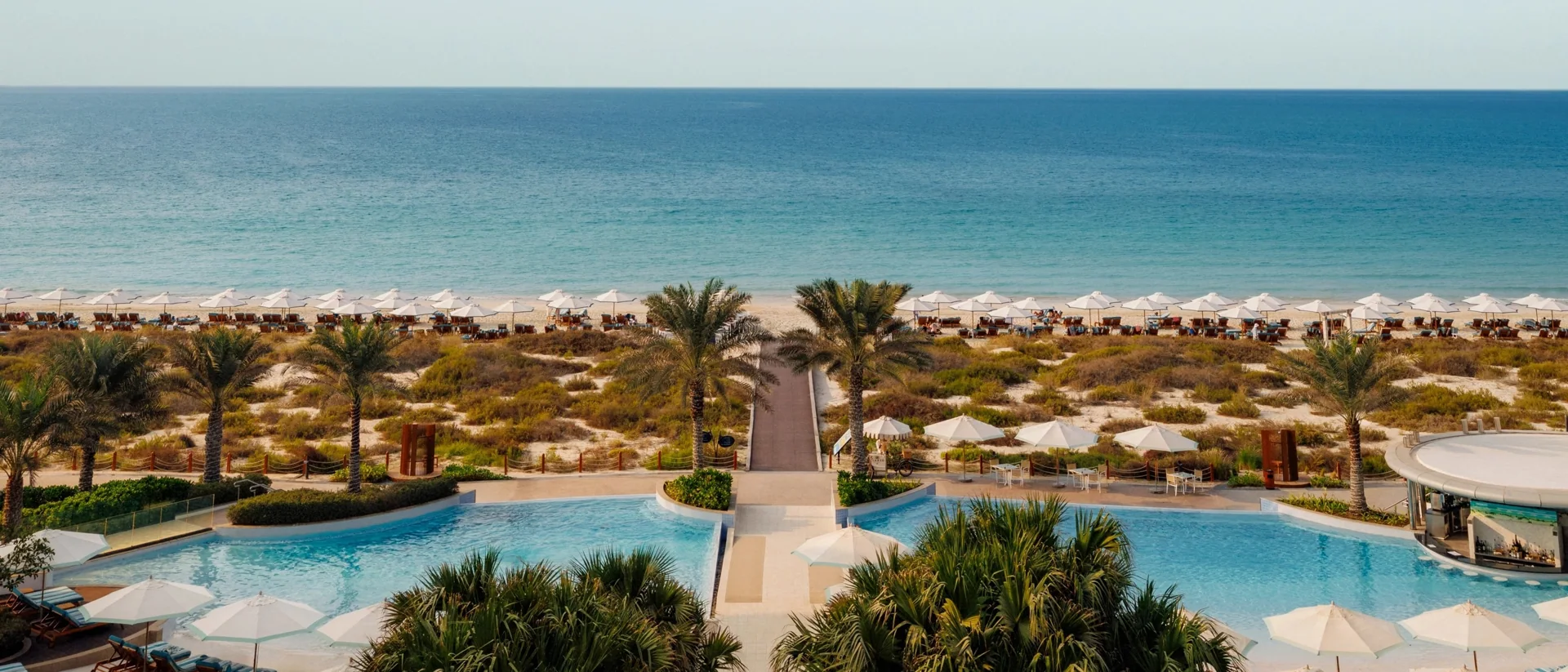 Jumeirah Saadiyat Island · Resortübersicht mit Pool, Strand und Meer