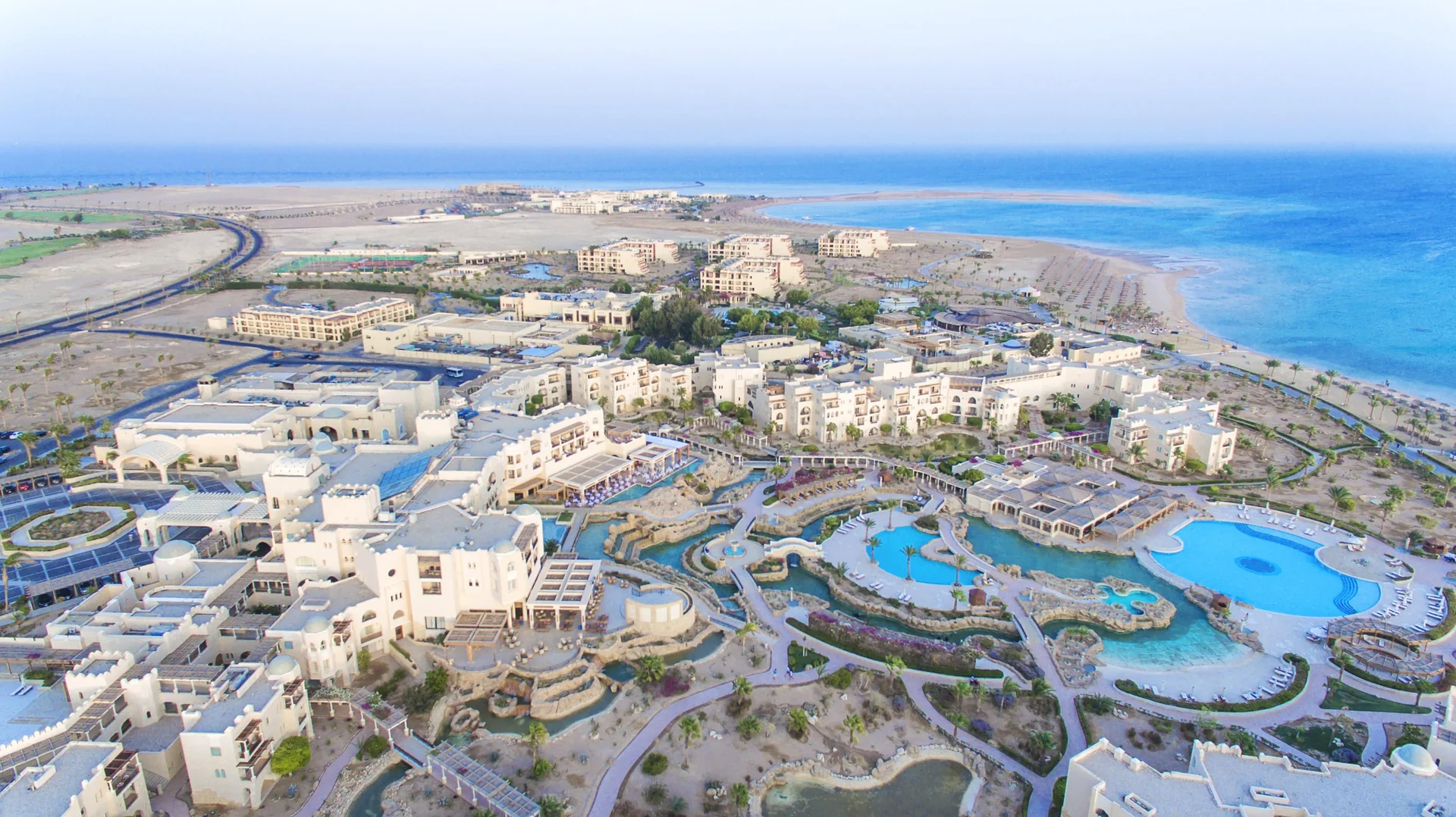 Kempinski Hotel Soma Bay · Resort, Sandstrand und Rotes Meer aus der Luft