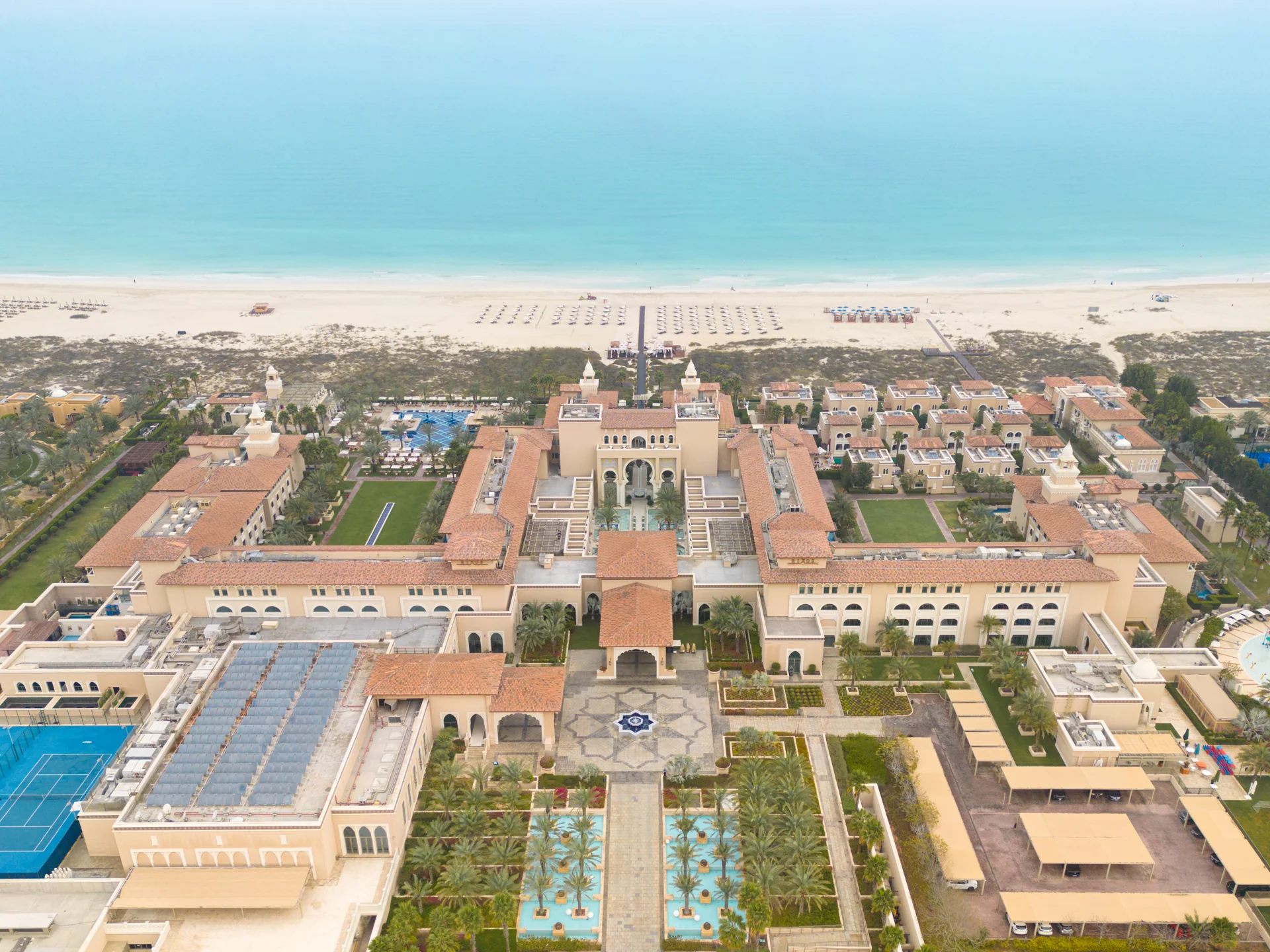Rixos Premium Saadiyat Island · Topshot des Rixos Premium Saadiyat Island mit Grünanlagen und Strand
