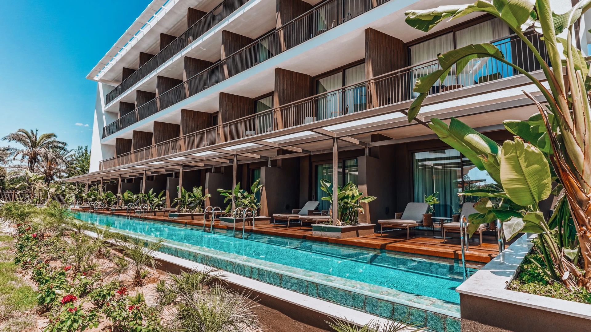 Sentido Serra Resort · Swim-up-Pool entlang der Hotelgebäude