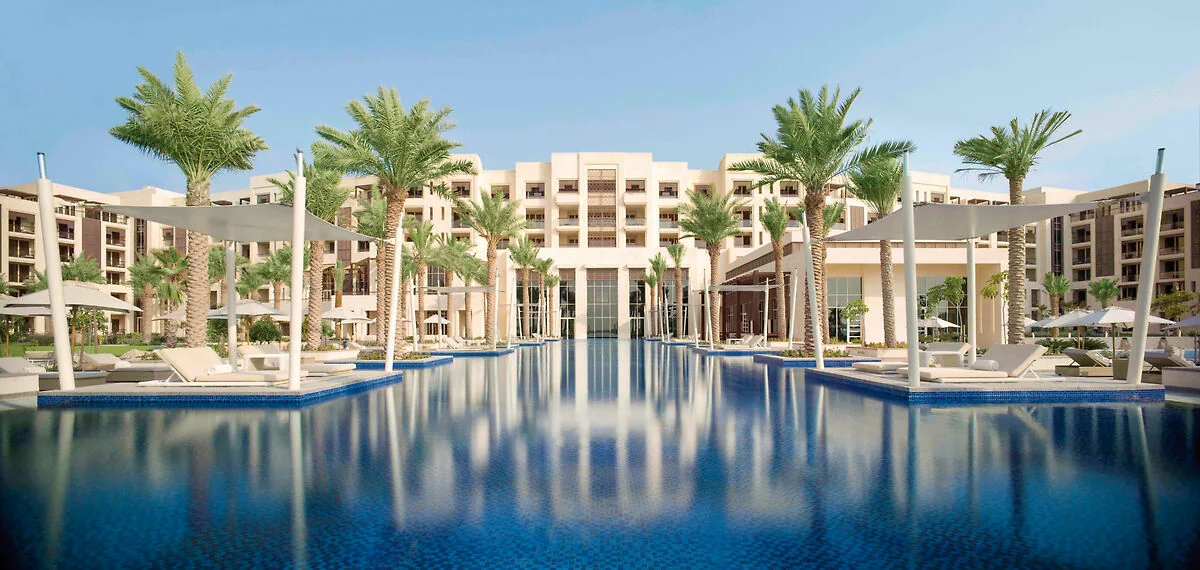Park Hyatt Abu Dhabi Hotel and Villas · Pool und Resortfassade