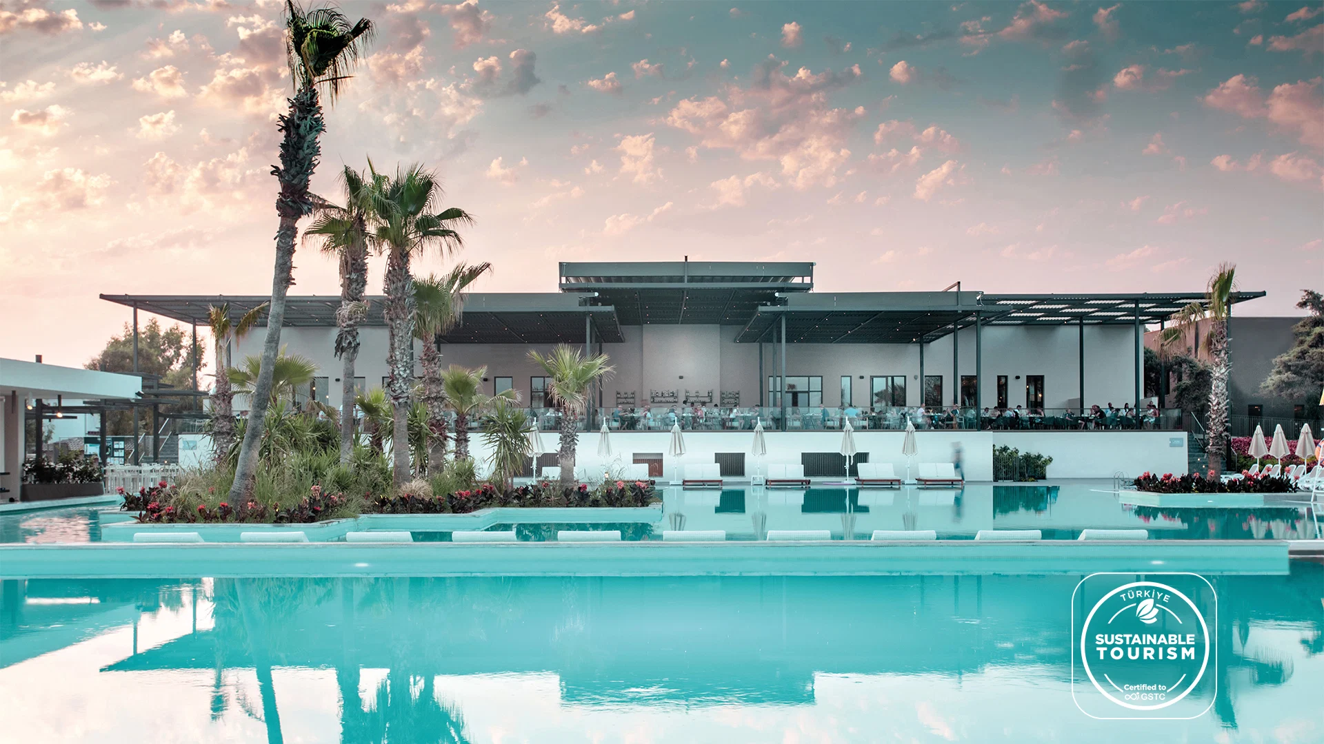 Paloma Orenda · Hauptpool am Abend