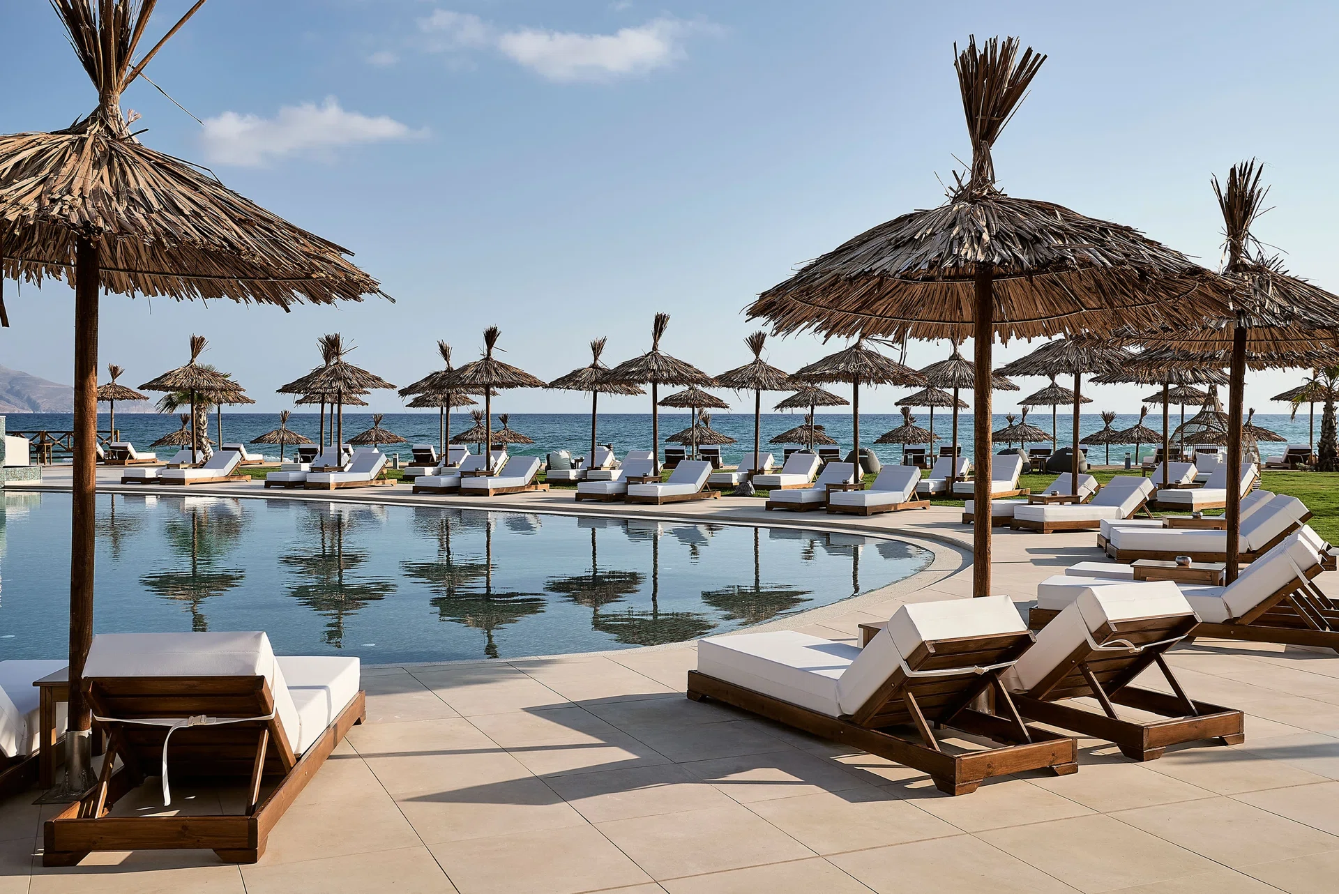 Gemeinsamer Pool des Pepper Sea Club mit Resortarchitektur am Tag