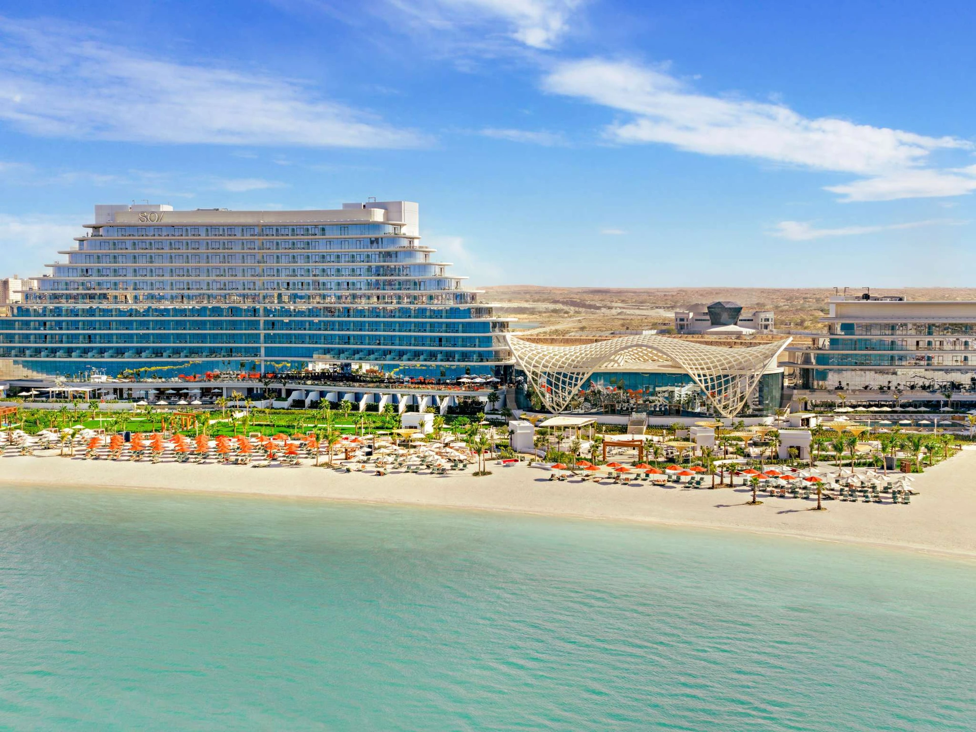 SO/ Ras Al Khaimah · Helle Luftaufnahme der Hotelanlage mit Strand und Arabischem Golf