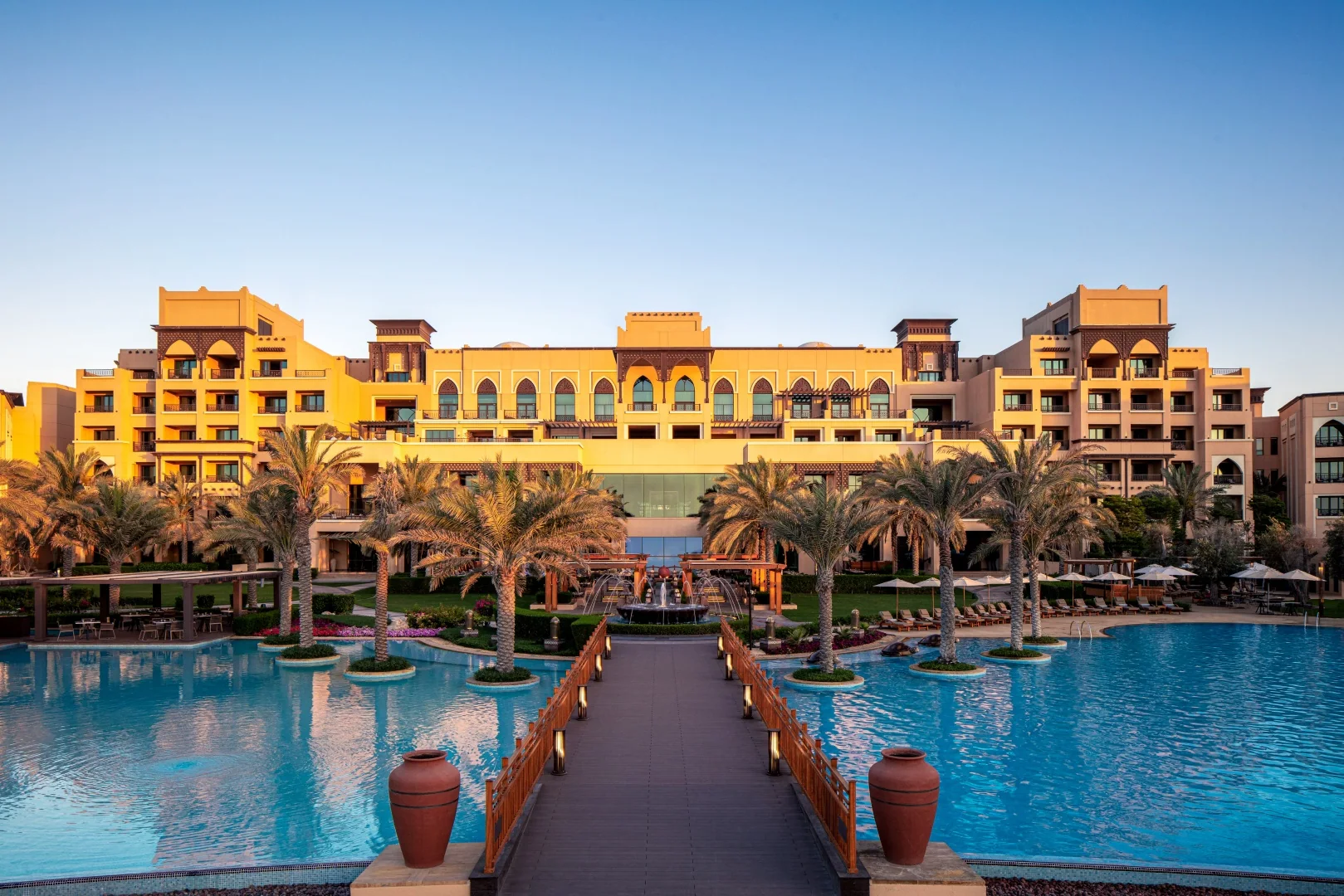 Saadiyat Rotana Resort & Villas · Resortfassade und Pool