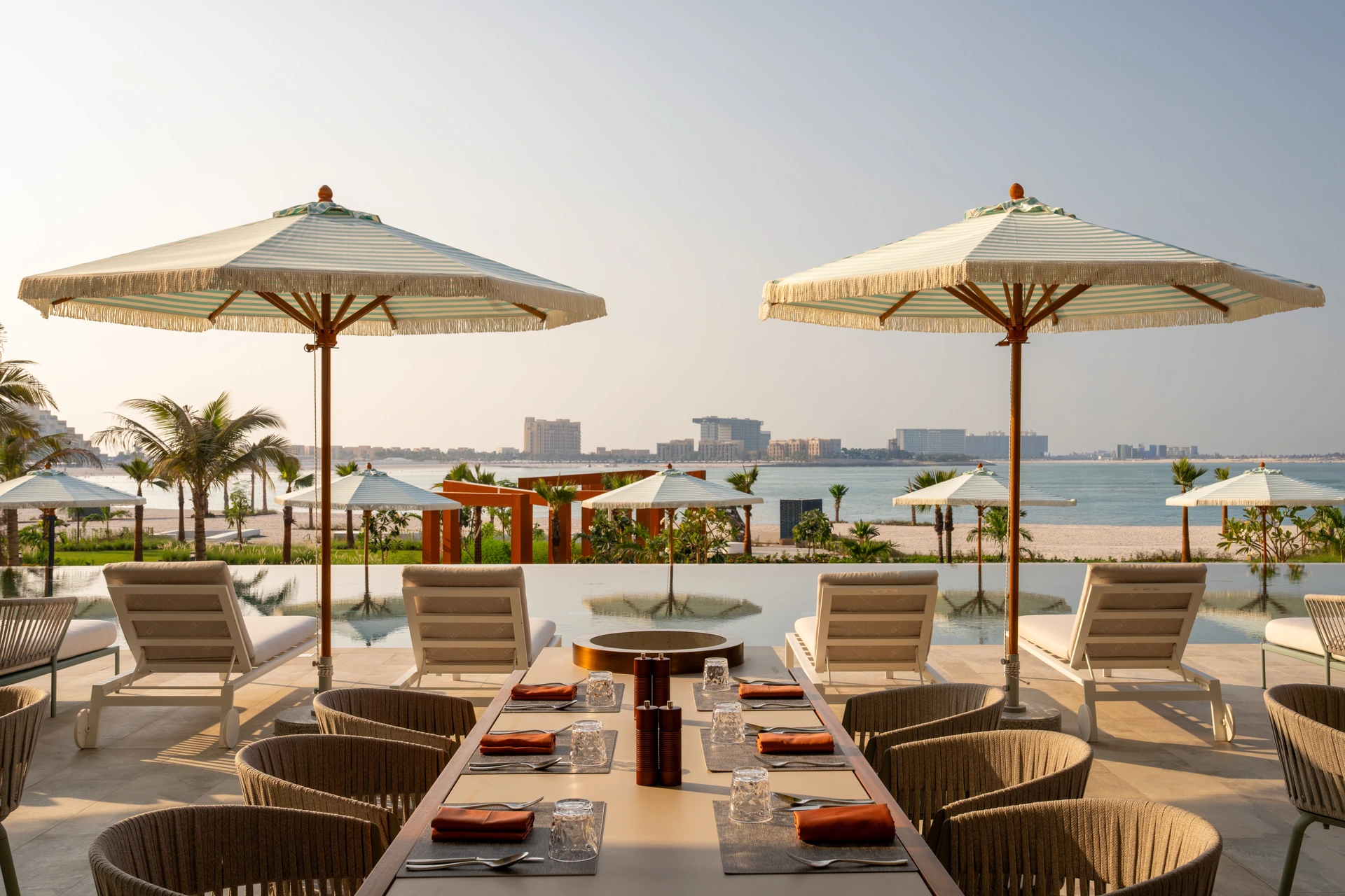 SO/ Ras Al Khaimah · Cabini und Hauptpool mit Strand und Meer