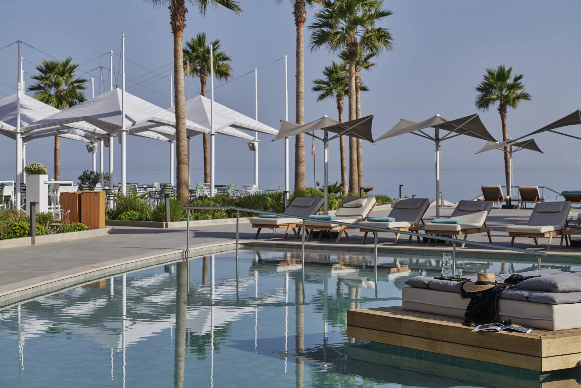 Amira Luxury Resort & Spa · Sonnenliegen am Pool