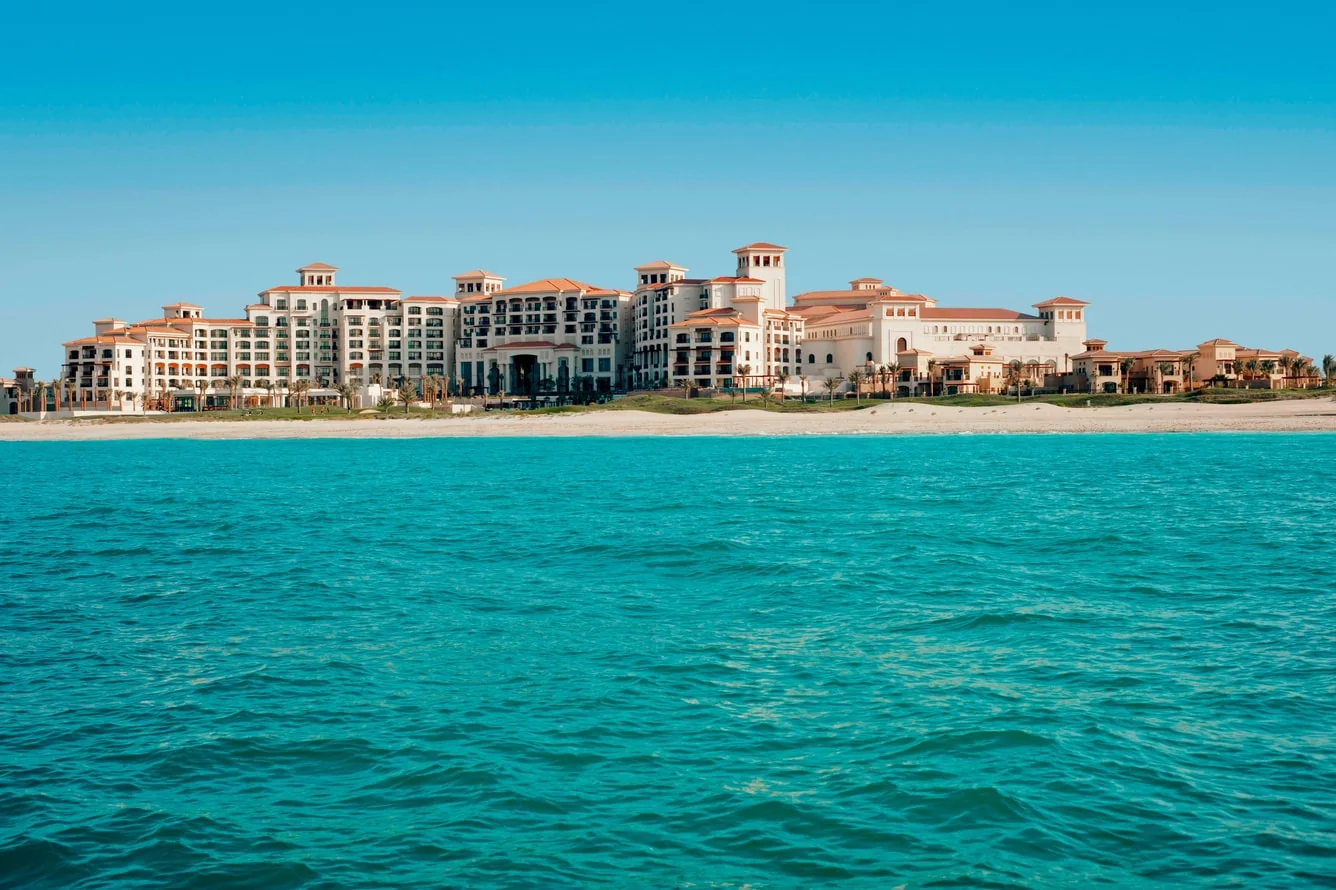 The St. Regis Saadiyat Island Resort · Resortfassade am Arabischen Golf