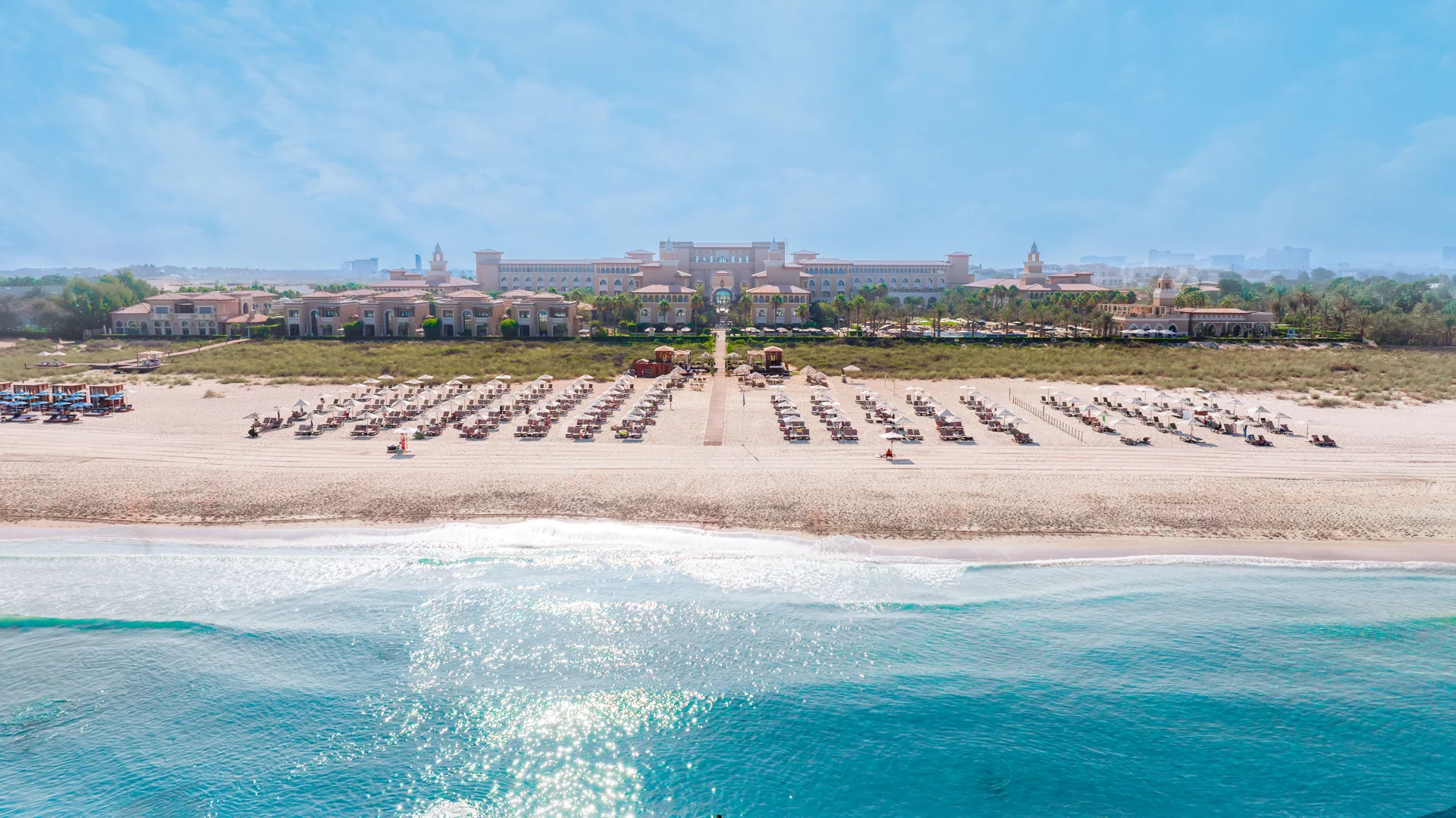 Rixos Premium Saadiyat Island · Außenansicht des Rixos Premium Saadiyat Island mit Strandzugang über einen Steg