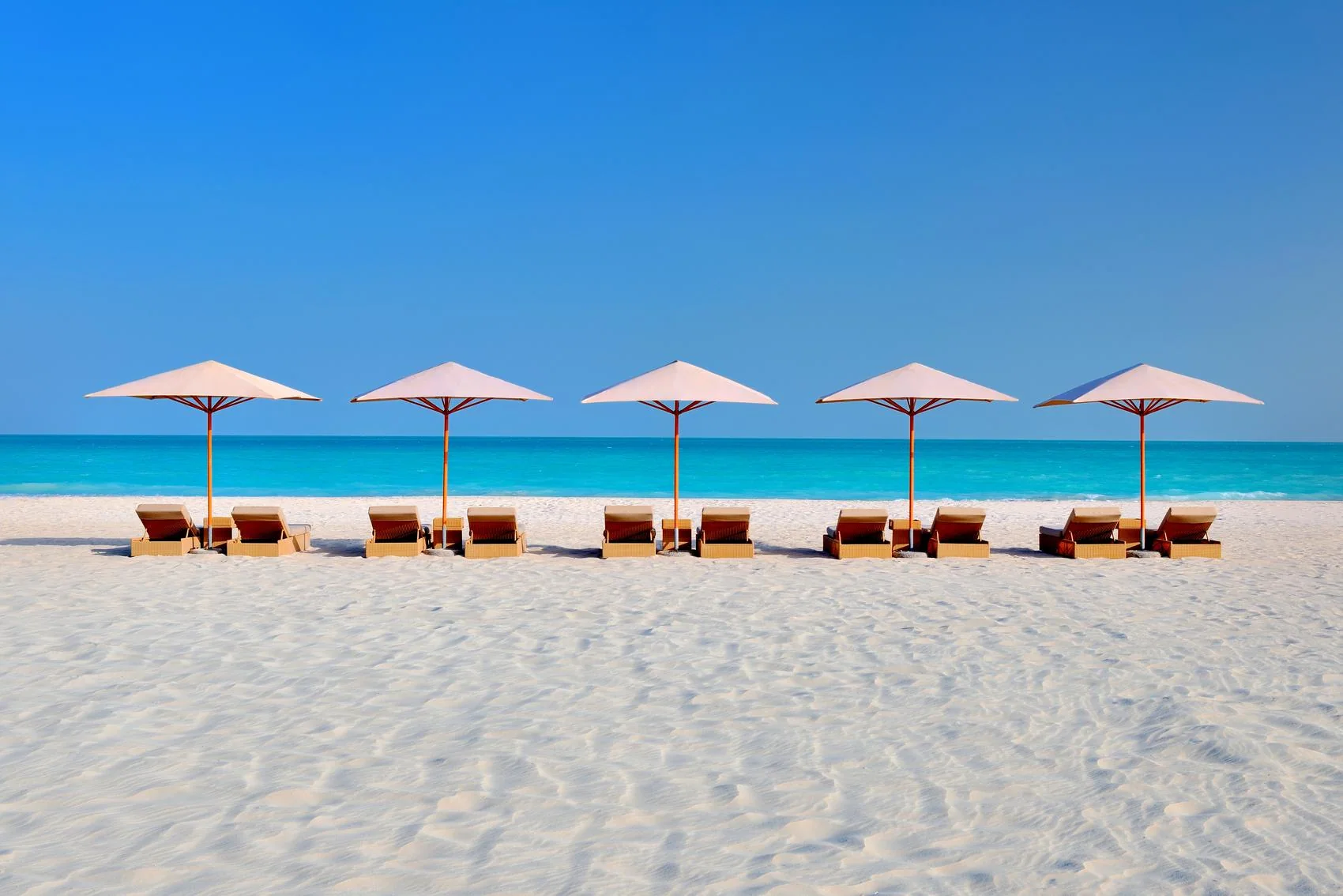 Park Hyatt Abu Dhabi Hotel and Villas · Sandstrand mit Liegen