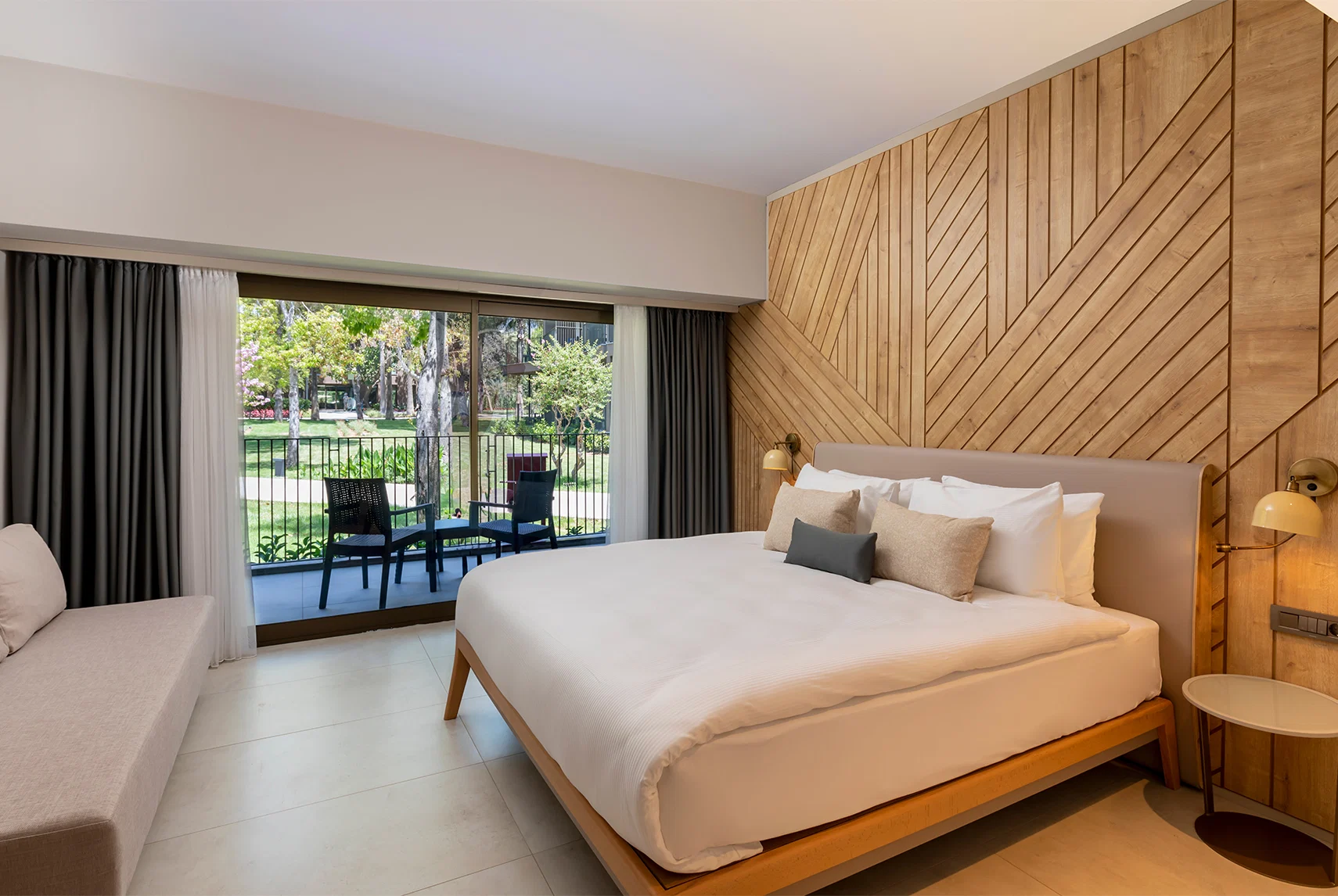 Paloma Orenda · STANDARD ZIMMER MIT GARTENBLICK