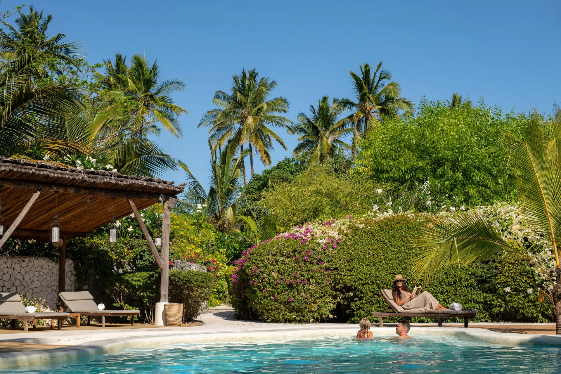 Zanzibar White Sand Luxury Villas & Spa · Gemeinschaftspool im tropischen Garten