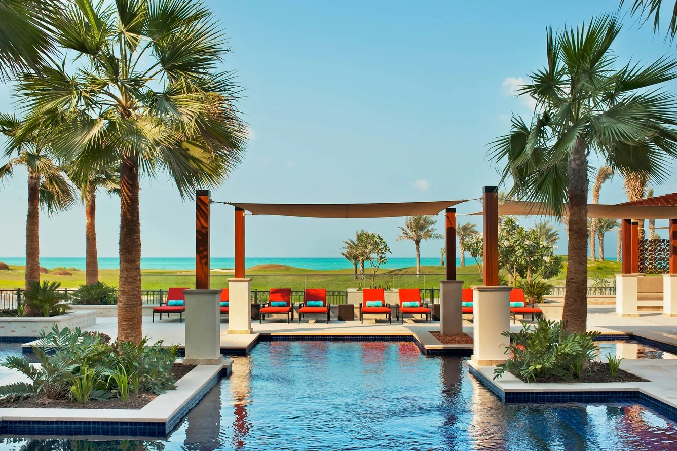 The St. Regis Saadiyat Island Resort · Adults-only-Pool mit Blick zum Meer
