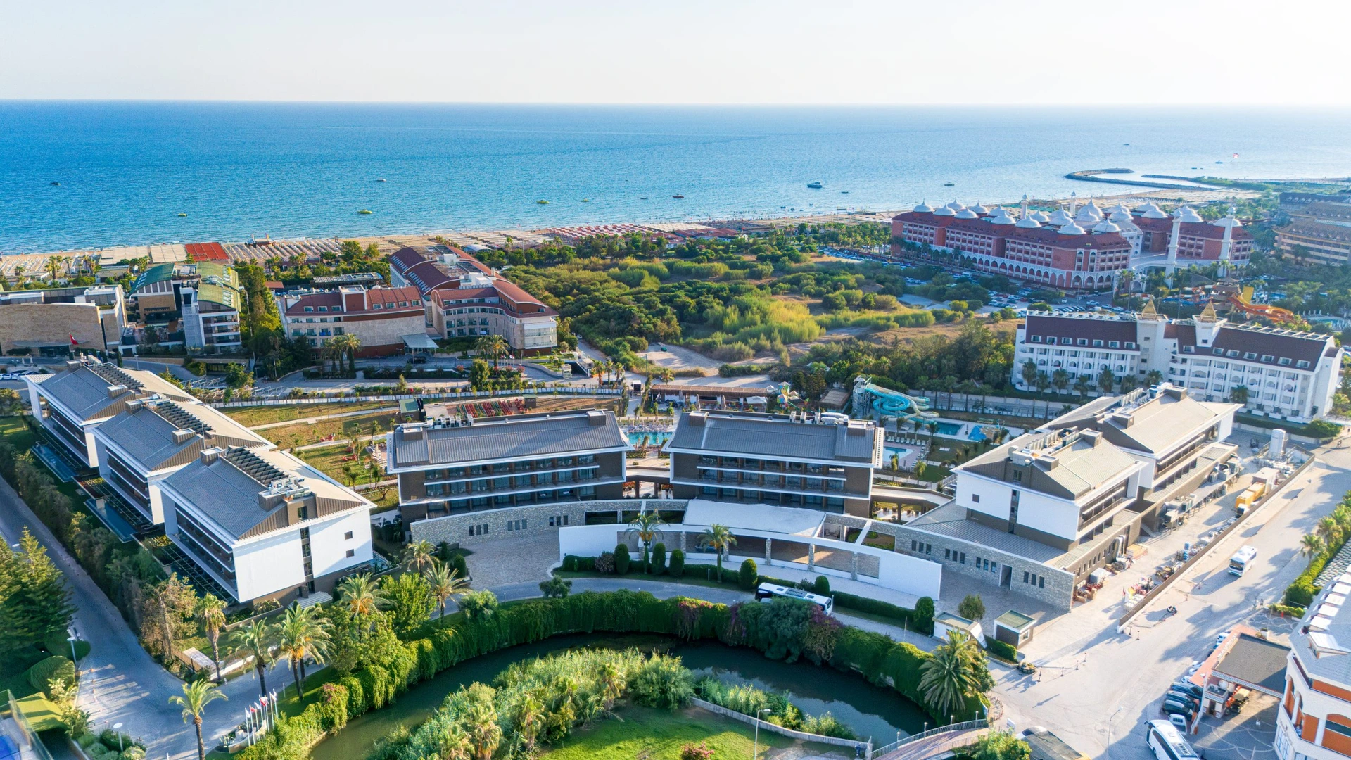 Sentido Serra Resort · Helle Gesamtansicht der Anlage mit Strand und Meer