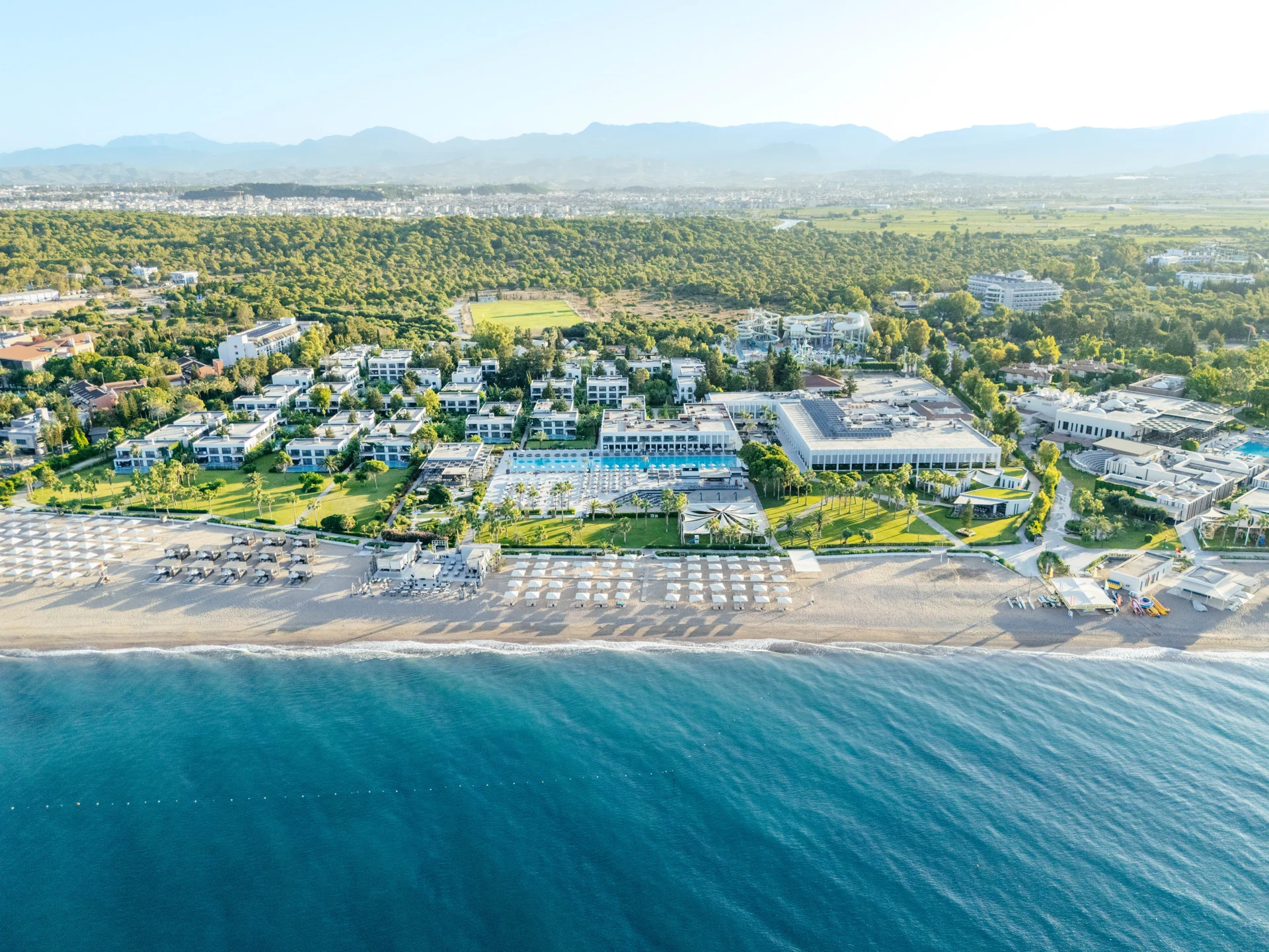 Paloma Finesse Side · Luftbild des Hotels vom Meer aus aufgenommen