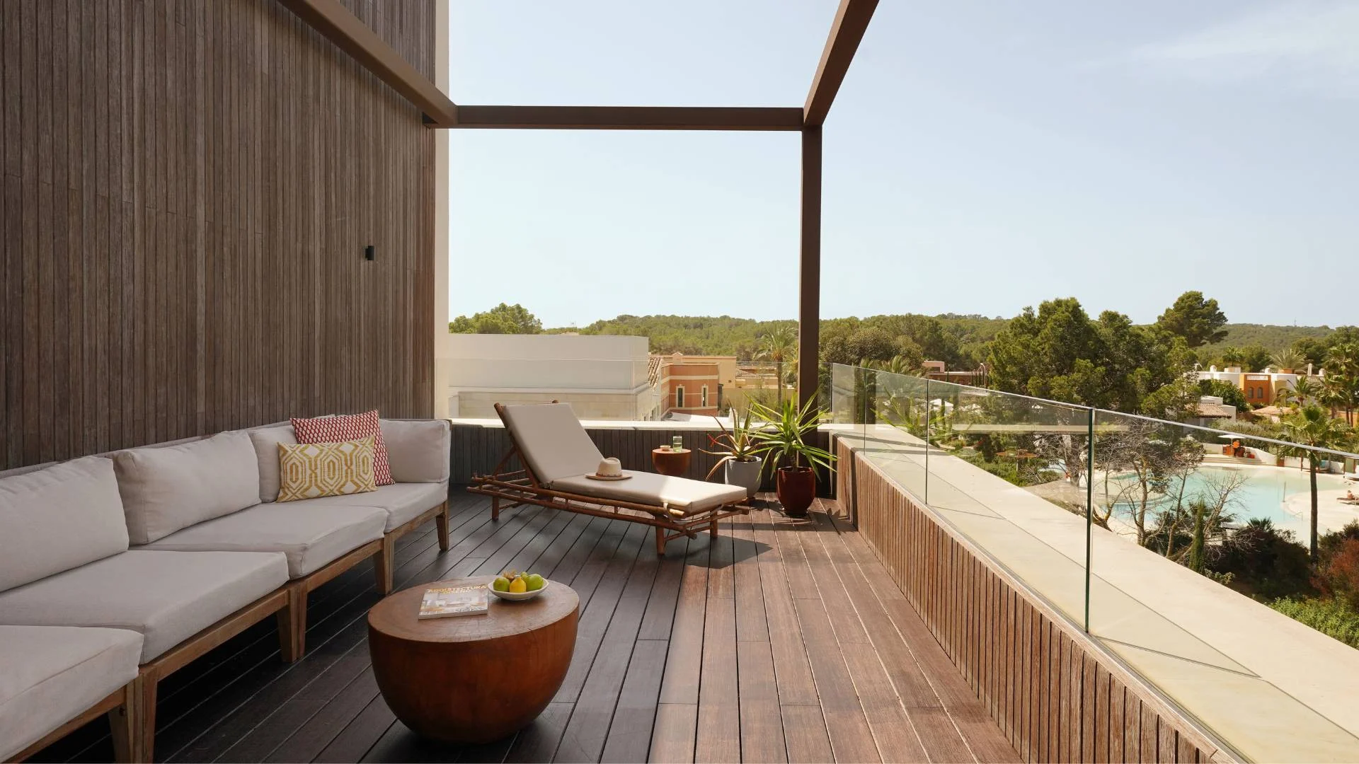 Kimpton Aysla Mallorca · King-Size-Bett mit Doppelbalkon und Resortblick