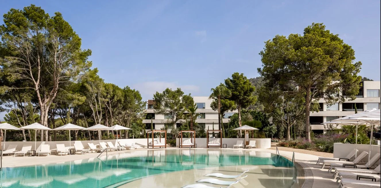 Kimpton Aysla Mallorca · Familienpool zwischen Pinien und Terrassen
