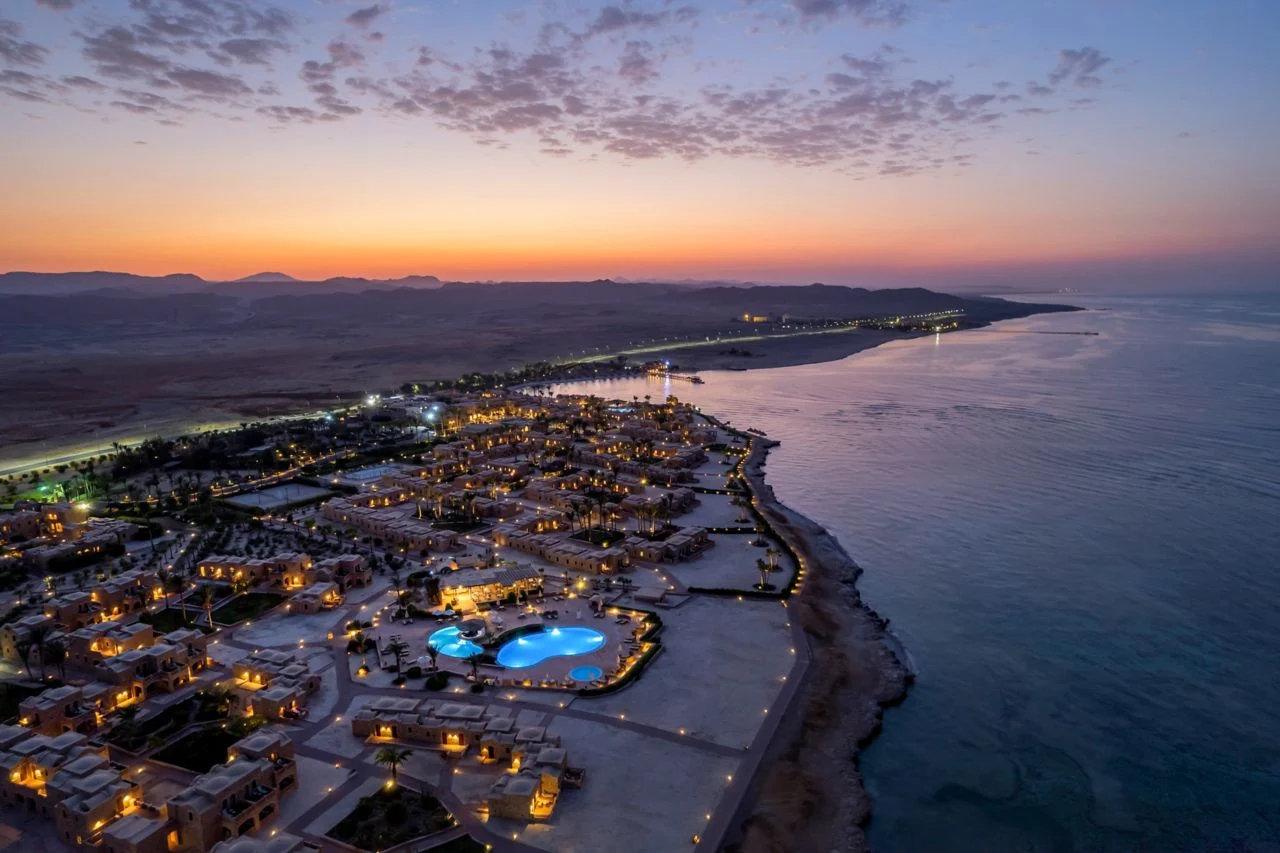 Mövenpick Resort El Quseir · Resortanlage im Abendlicht