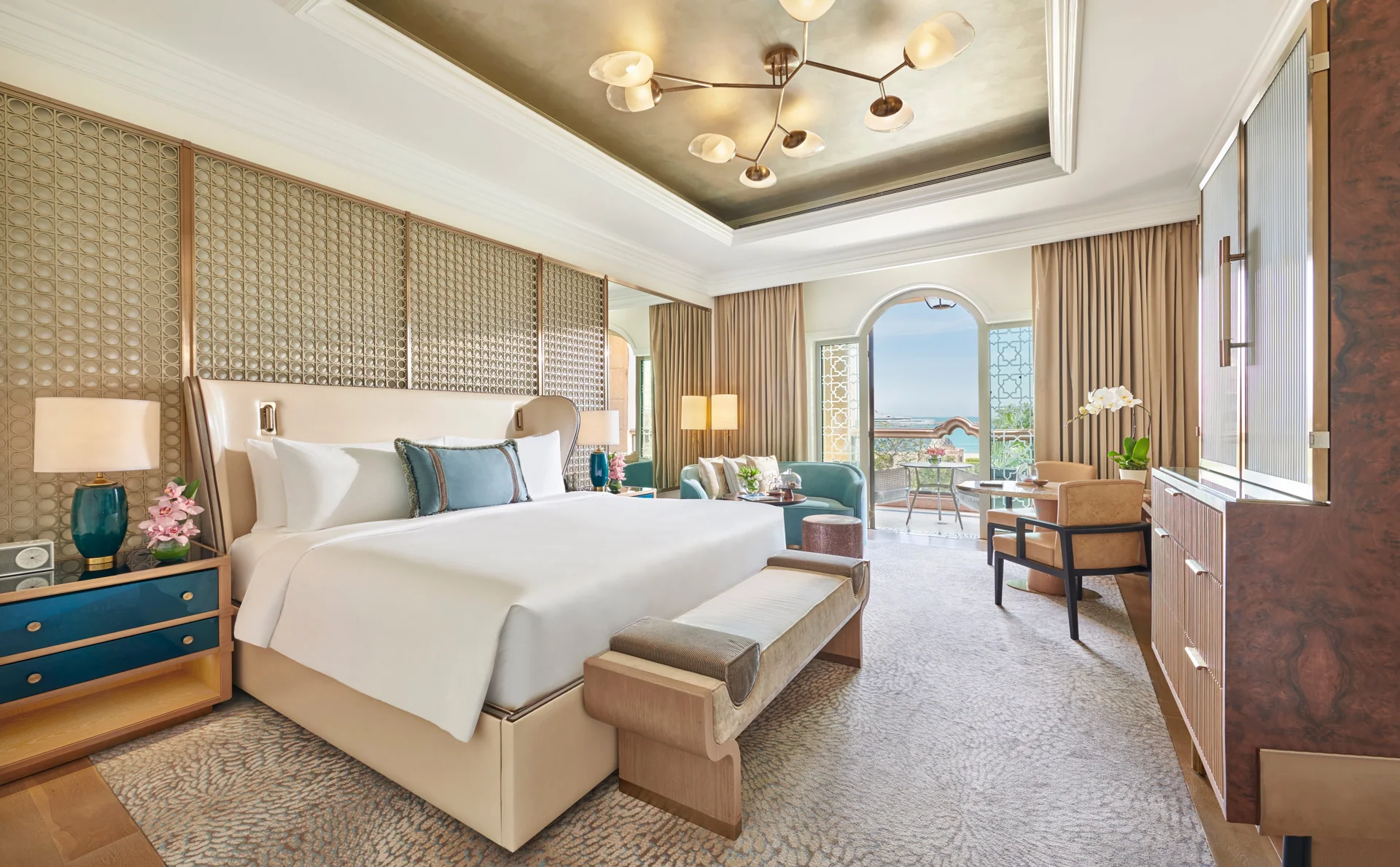 Emirates Palace Mandarin Oriental, Abu Dhabi · Deluxe-Zimmer mit Blick auf die Stadt