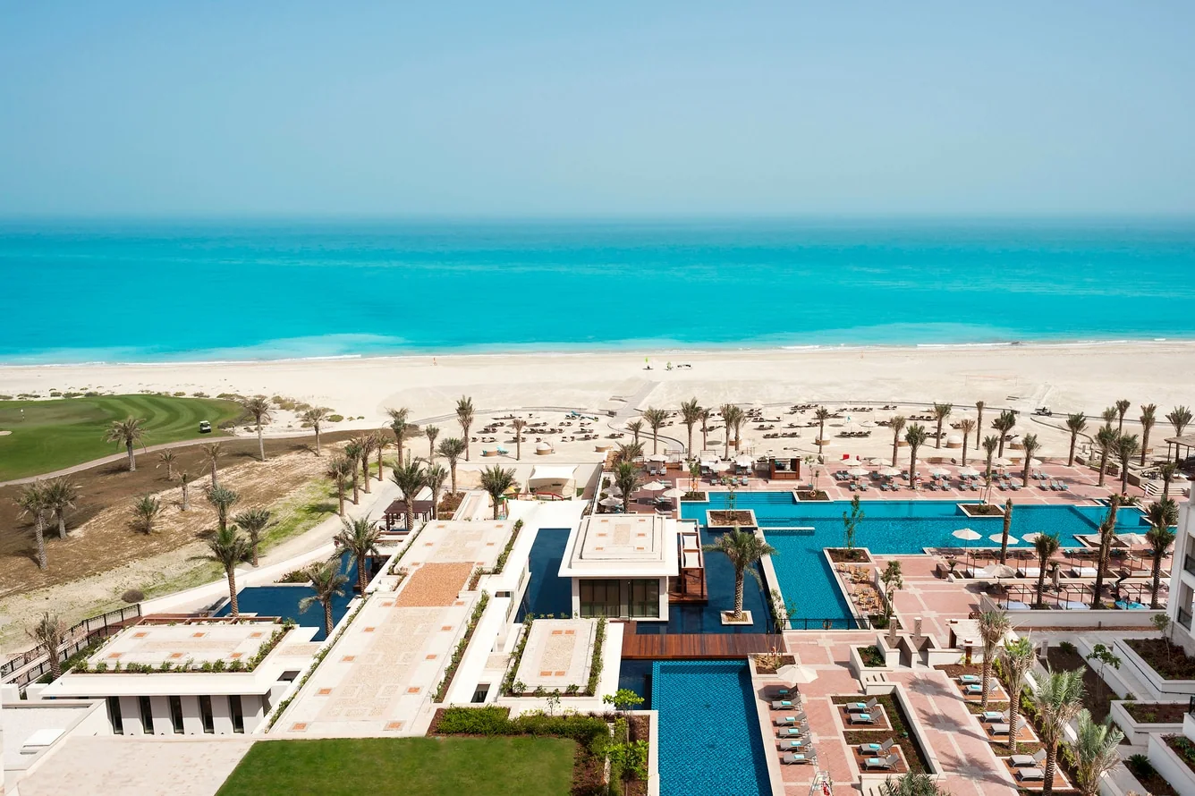 The St. Regis Saadiyat Island Resort · Poollandschaft und Strand auf Saadiyat Island