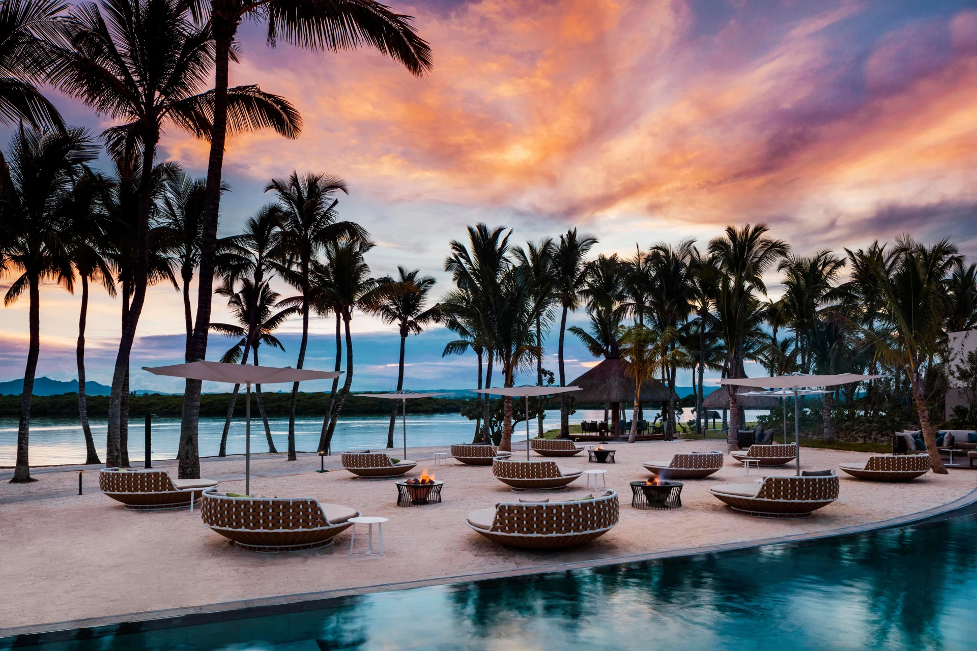 One&Only Le Saint Géran · Pool und Strand bei Sonnenuntergang