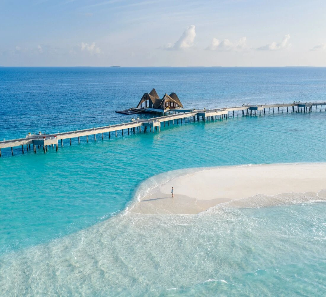 JOALI Maldives · Ankunftssteg und Sandstrand