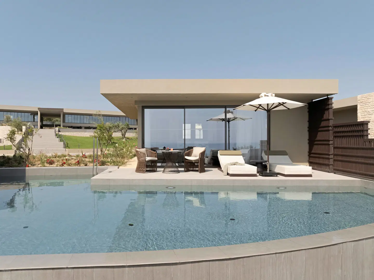 Privater Pool-Pavillon des King Jason Zante mit weitem Himmel