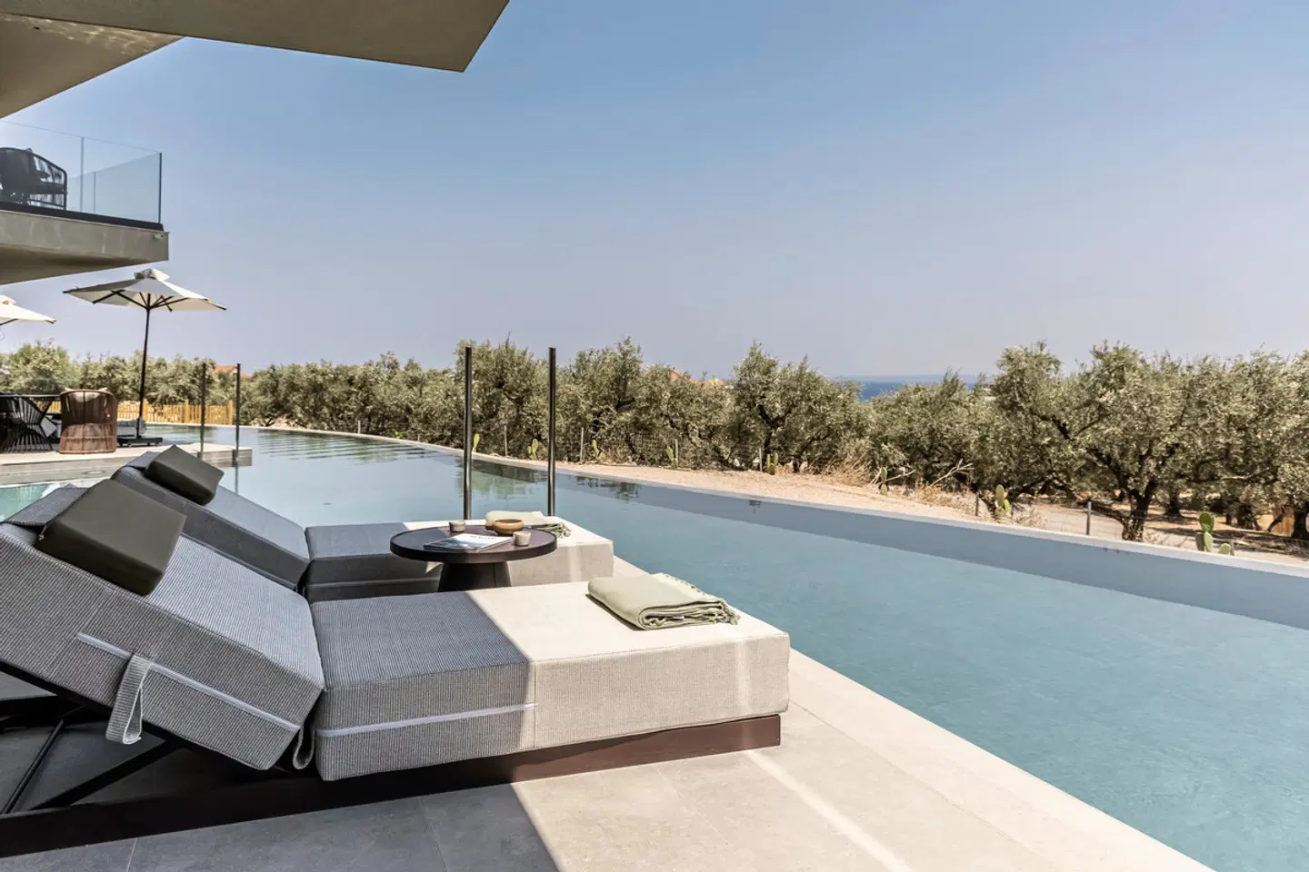 Sonnenliegen an einer ruhigen Poolterrasse des King Jason Zante