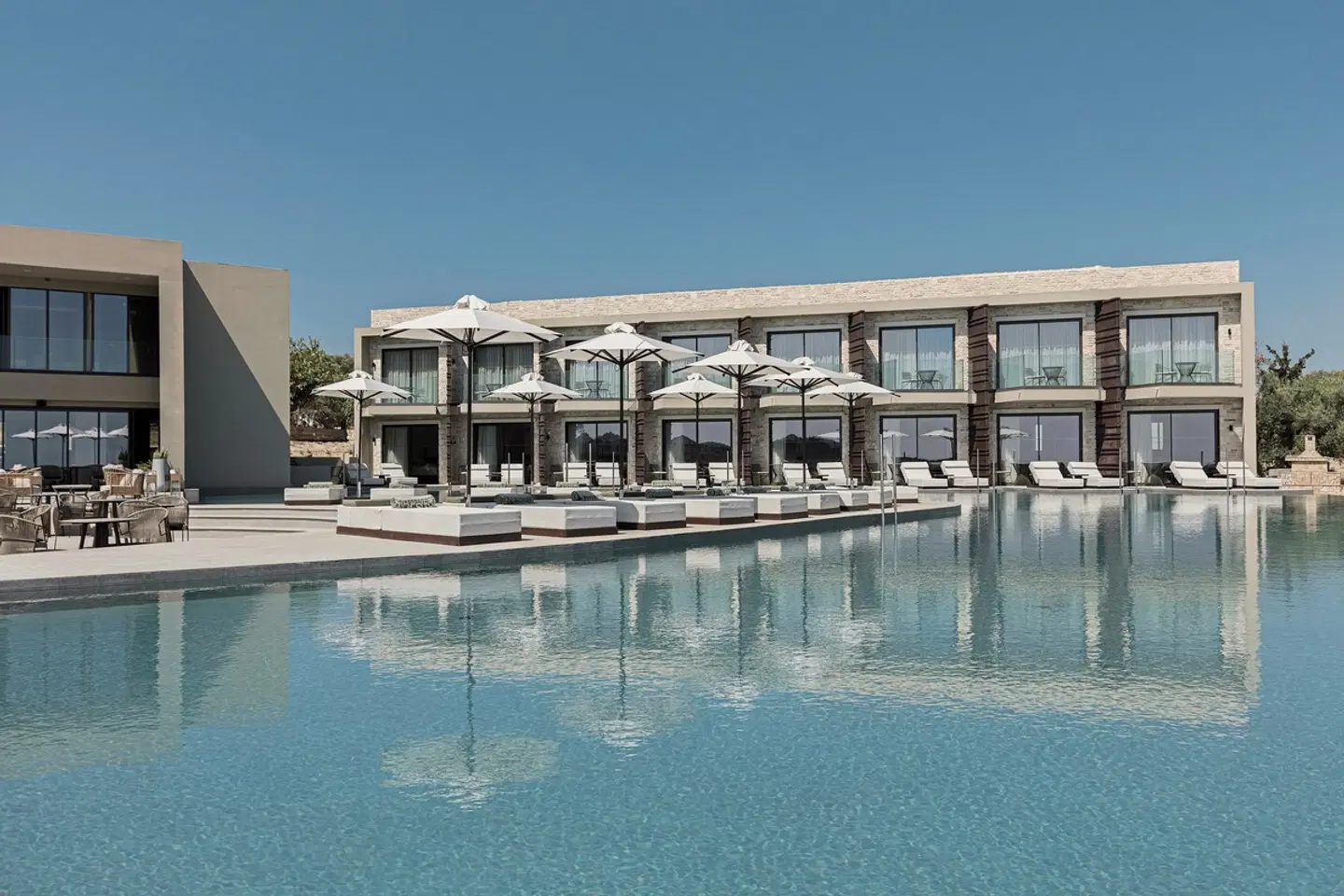 Hauptpool und offene Architektur des King Jason Zante im Querformat