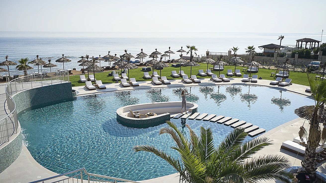 Hauptpool des Pepper Sea Club direkt am Strand von Georgioupolis