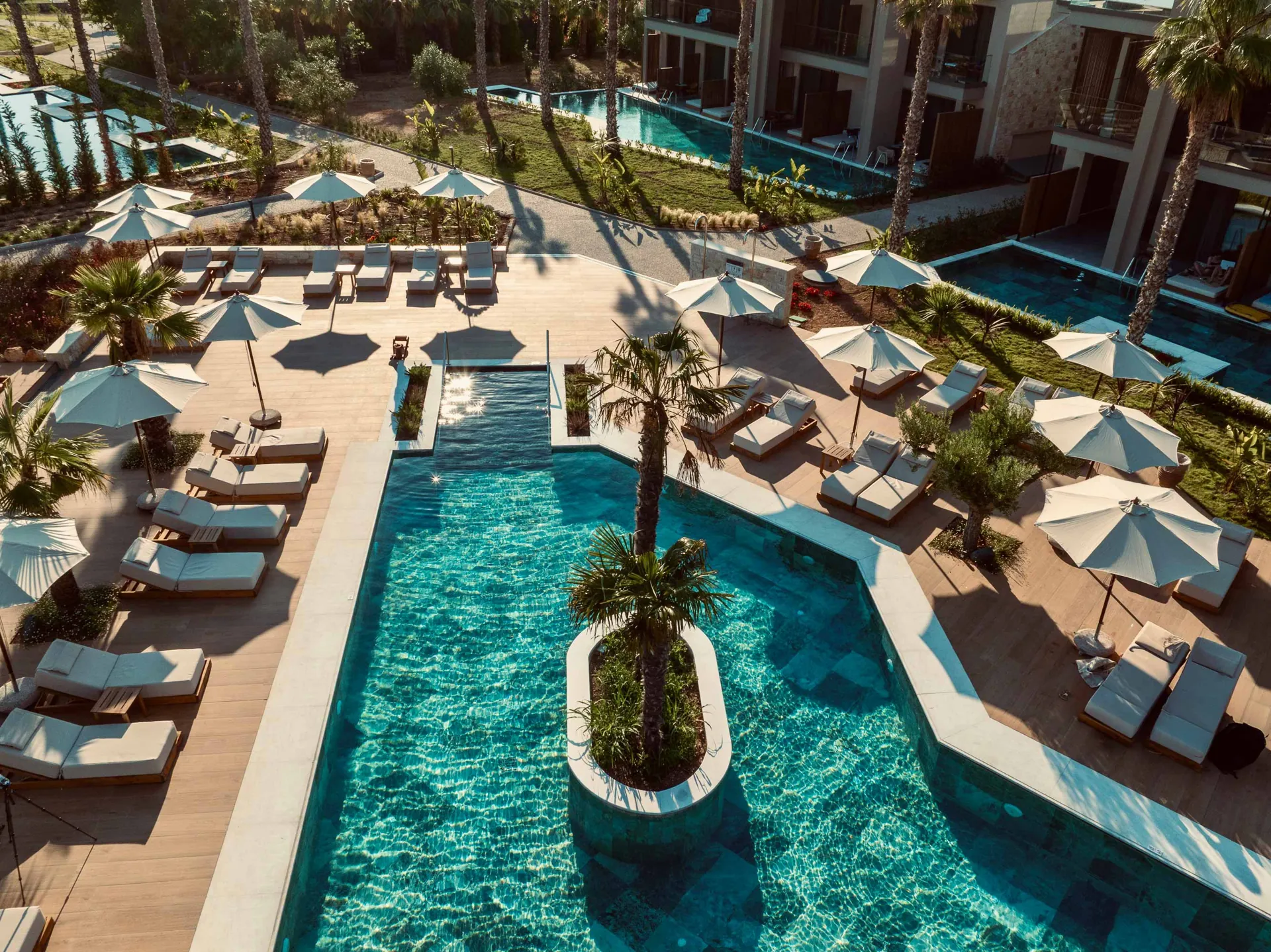 Portes Theros · Poollandschaft