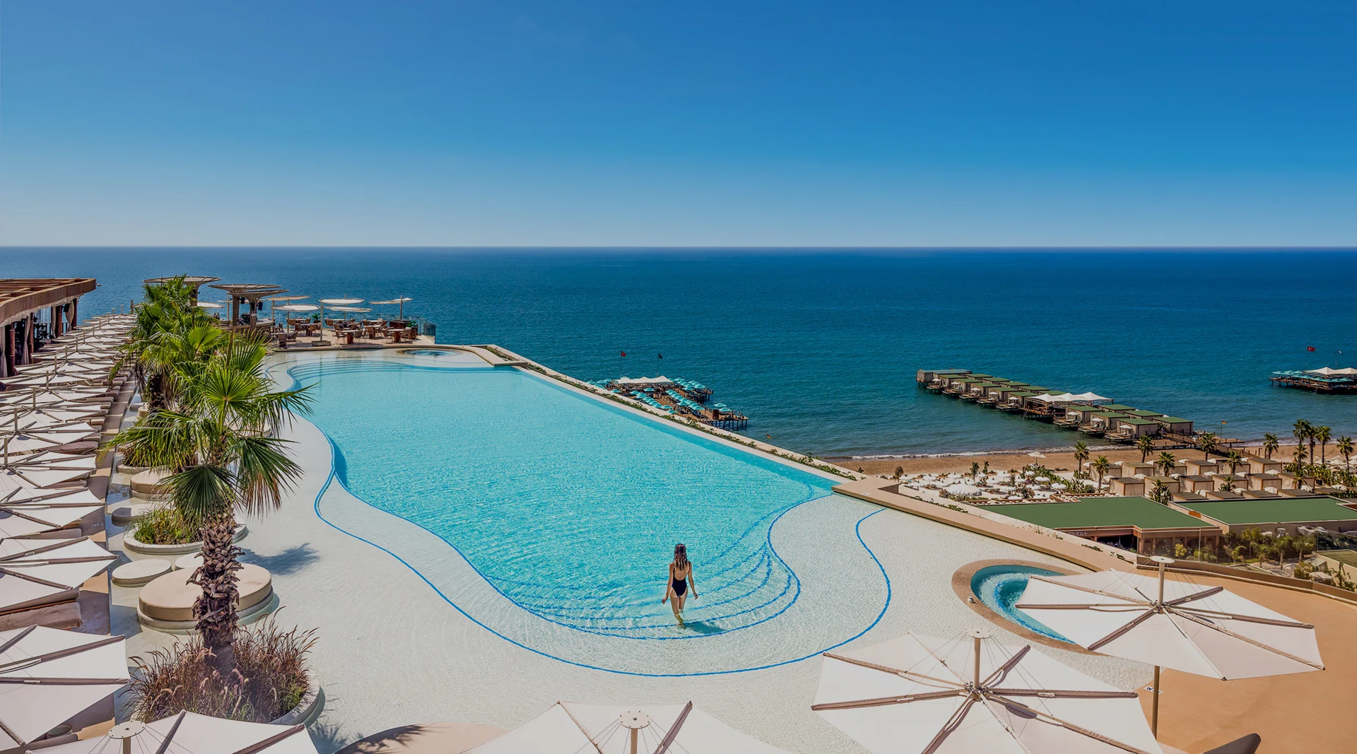 Regnum The Crown · Rooftop-Infinitypool über dem Mittelmeer