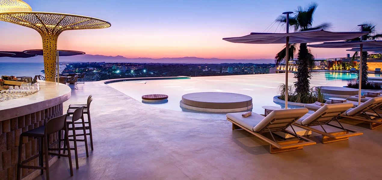 Seven Rooftop & Lounge