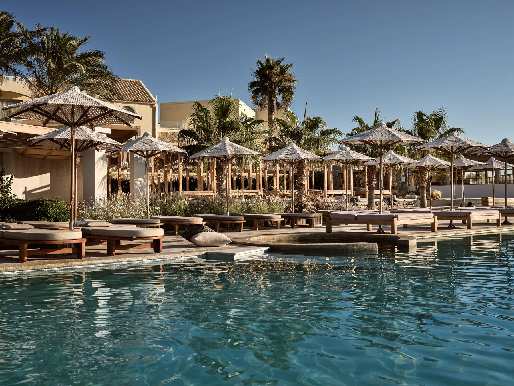 Gemeinsamer Pool mit Liegeterrassen im Seaside Resort
