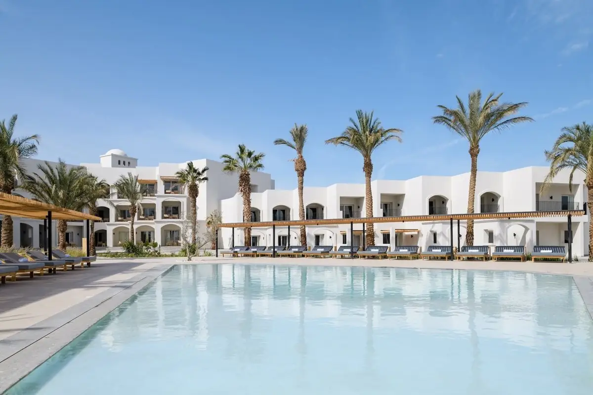 Serry Beach Resort · Architektur, Pool und Rotes Meer